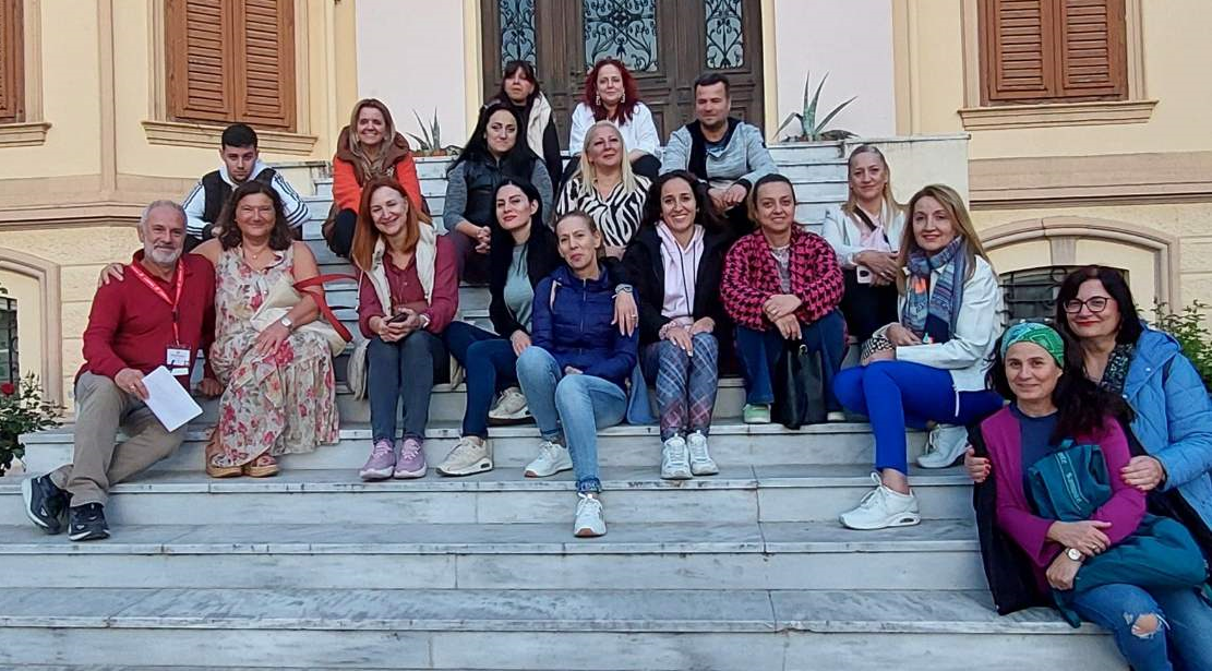 Εικόνα με τους μαθητές του Τομέα Διοίκησης και Οικονομίας μπροστά στη Βίλα Καπαντζή